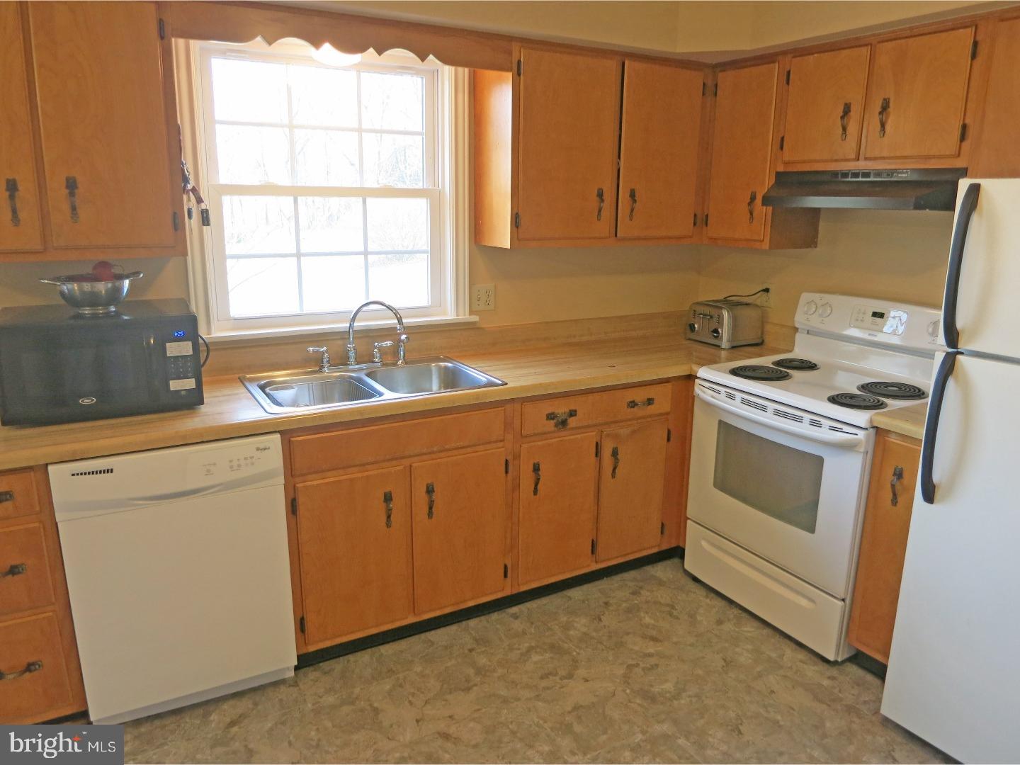 691 Hickory Road Mohrsville, PA 19541 - Photo 3 of 19 Gallery Image 3