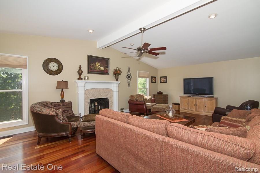 471 Lake Forest Road Rochester, MI 48309 - Photo 10 of 41 _OL_2293_Lake_Forest_W040.jpg