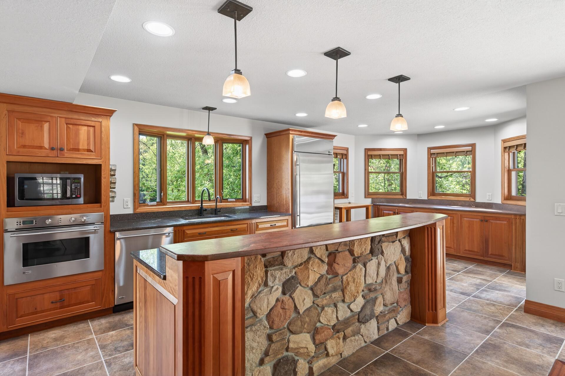 8750 Hunters Way Apple Valley, MN 55124 - Photo 19 of 98