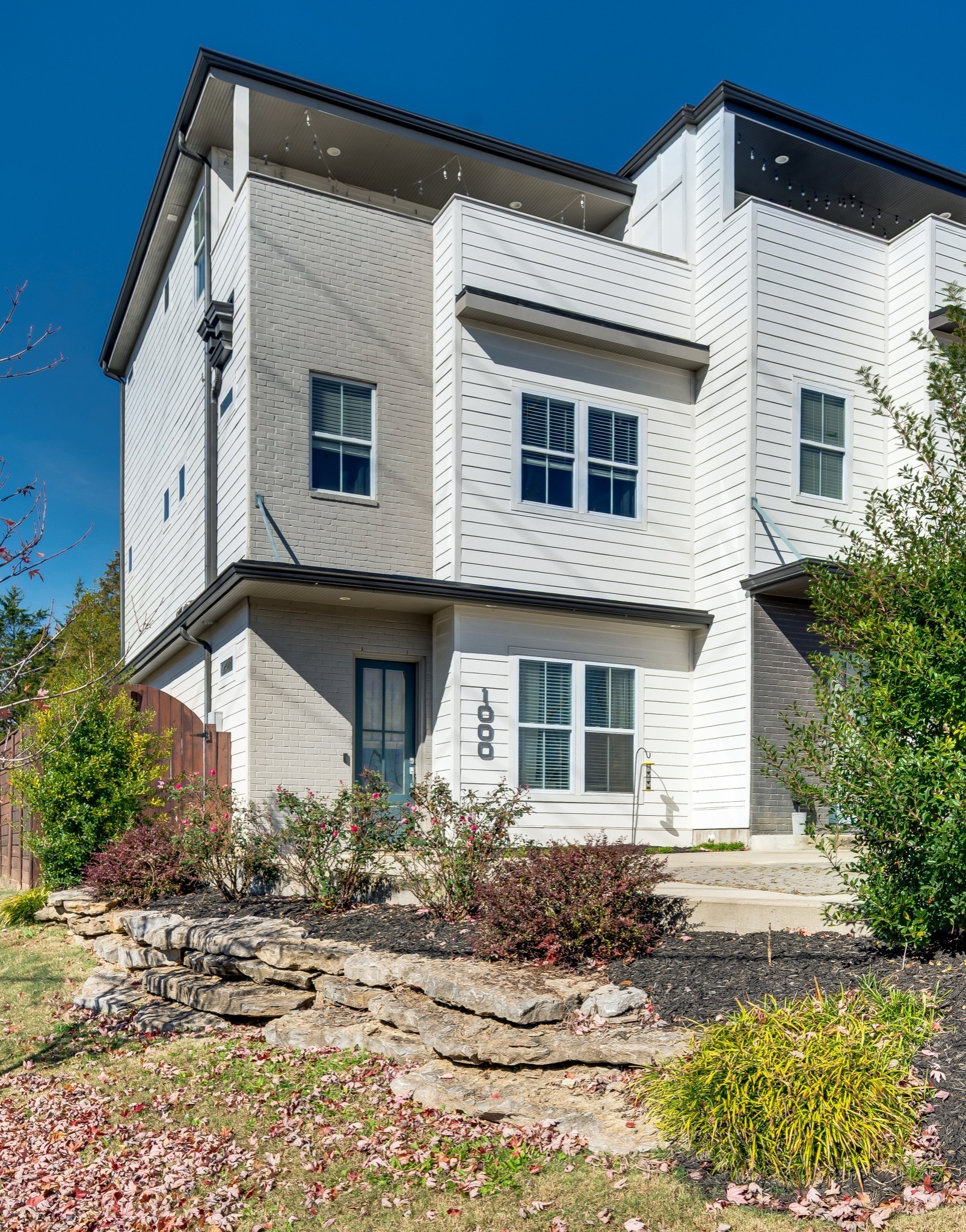 1000 Free Silver Road Nashville, TN 37207 - Photo 3 of 45 a front view of a house with garden