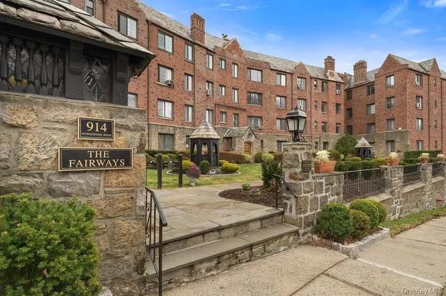 $485,000 | 914 Wynnewood Road, Unit LL4, Pelham, NY 10803