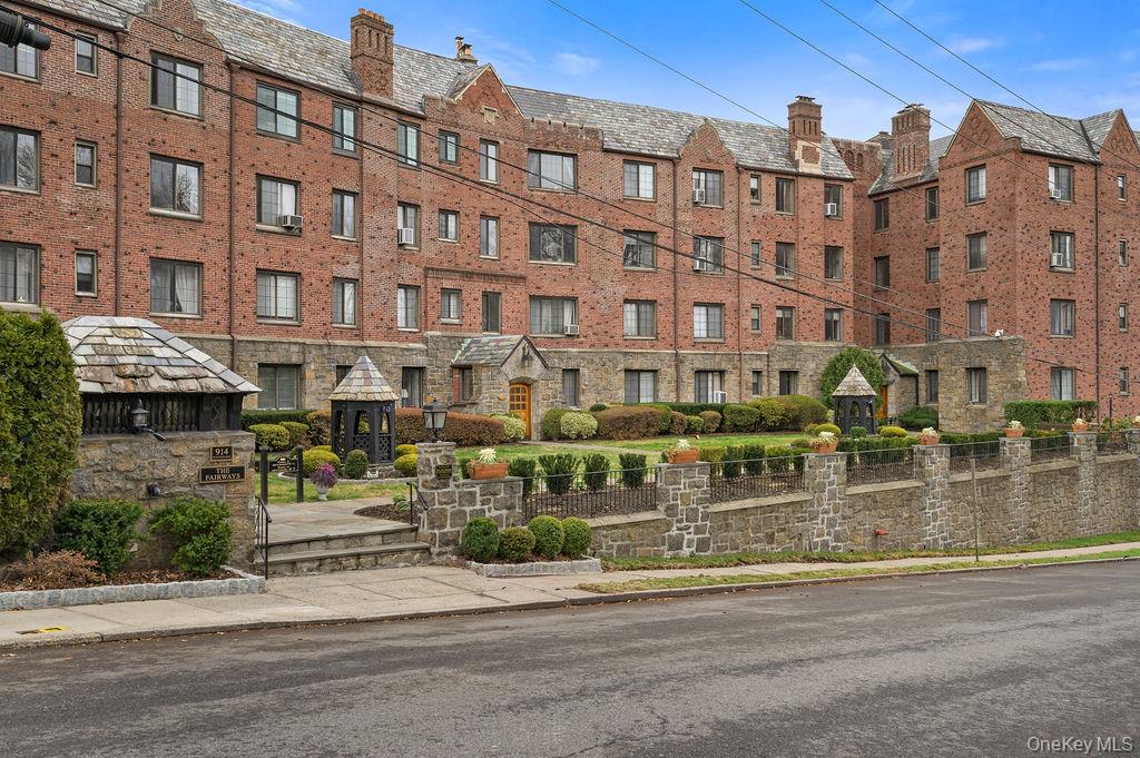 914 Wynnewood Road, Unit LL4 Pelham, NY 10803 - Photo 21 of 22 a building view