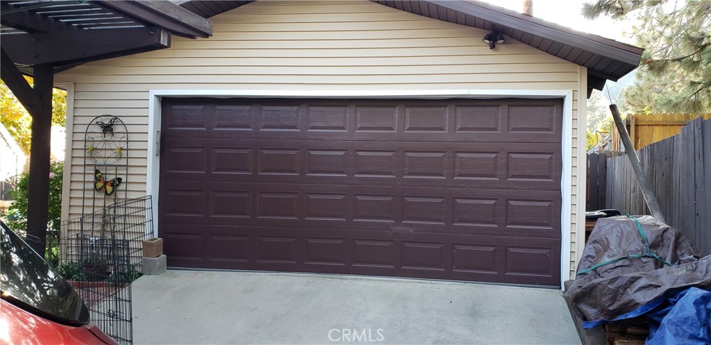 965 Snowbird Road Wrightwood, CA 92397 - Photo 3 of 28 a bathroom with a bathtub