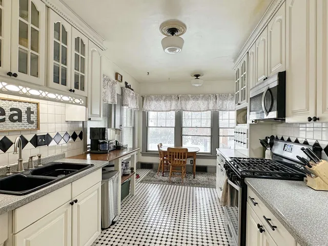 $400,000 | 326 South Wisconsin Street, Janesville, WI 53545