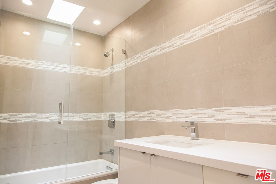 508 North Kings Road, Unit 2 West Hollywood, CA 90048 - Photo 8 of 15 a bathroom with a sink a toilet and a tub