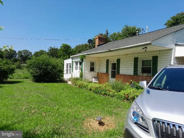 a view of a house with backyard