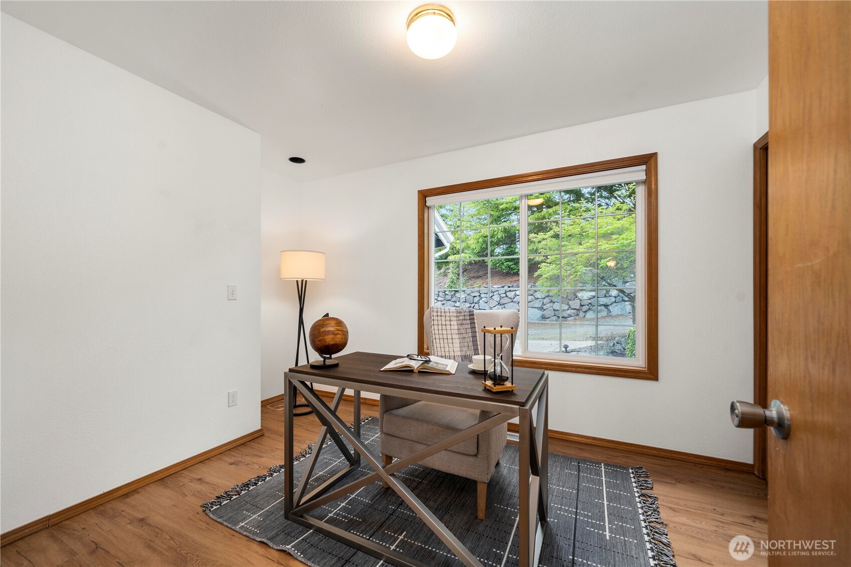 183 Dow Ridge Drive North Eatonville, WA 98328 - Photo 18 of 40 a workspace with furniture and a window