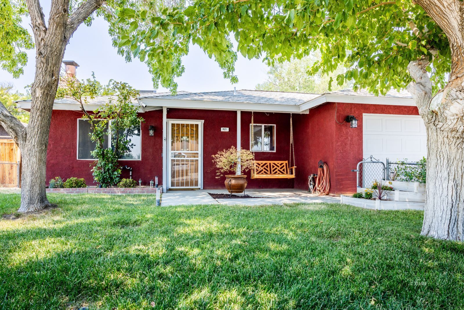 421 South Lincoln Street Ridgecrest, CA 93555 - Photo 6 of 28 a front view of a house with patio