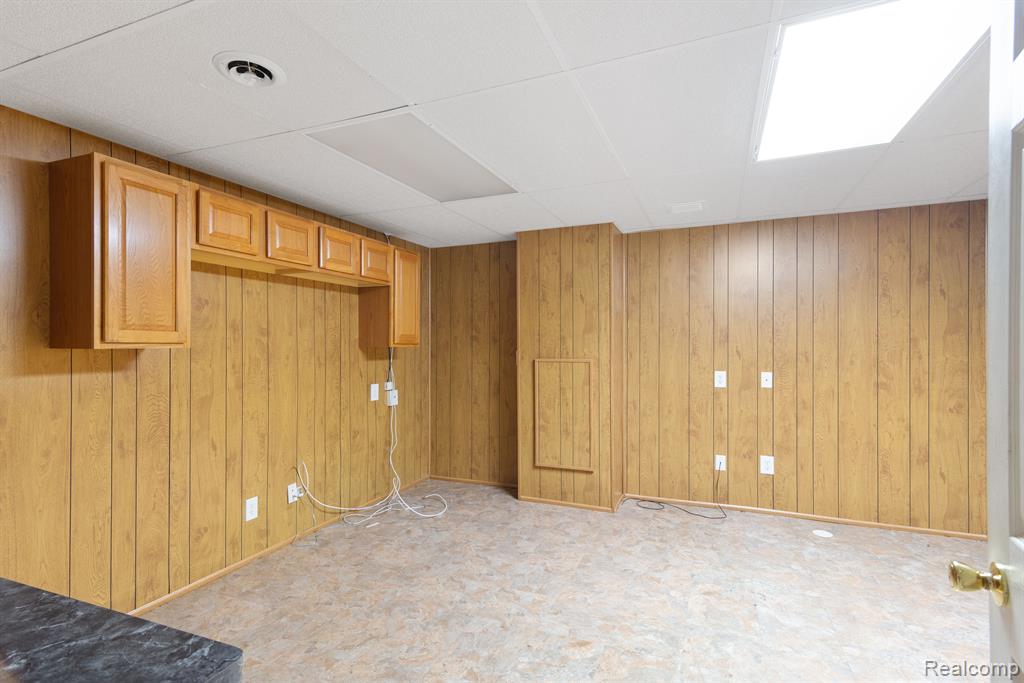 23033 Farmington Road Farmington, MI 48336 - Photo 24 of 35 Gallery Image 24