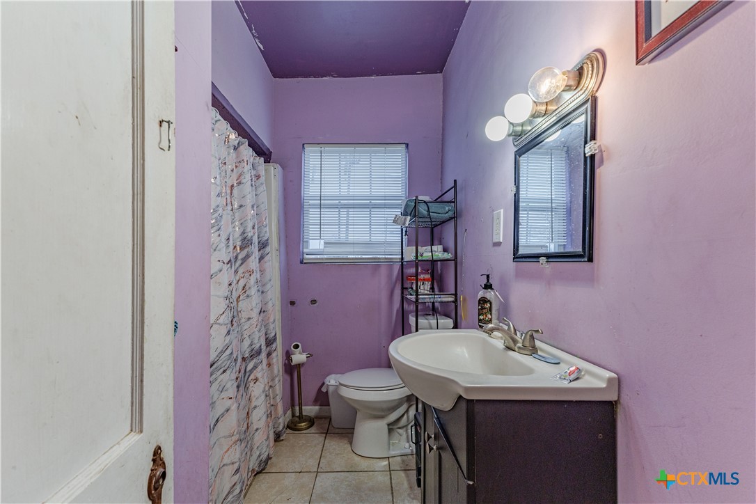 5472 Knob Creek Spur Temple, TX 76501 - Photo 7 of 27 a bathroom with a sink a toilet and shower
