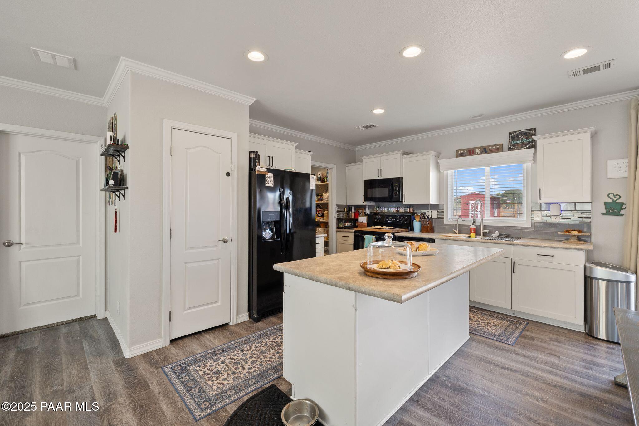 25221 North Mitchell Road Paulden, AZ 86334 - Photo 4 of 25 7_034-Kitchen