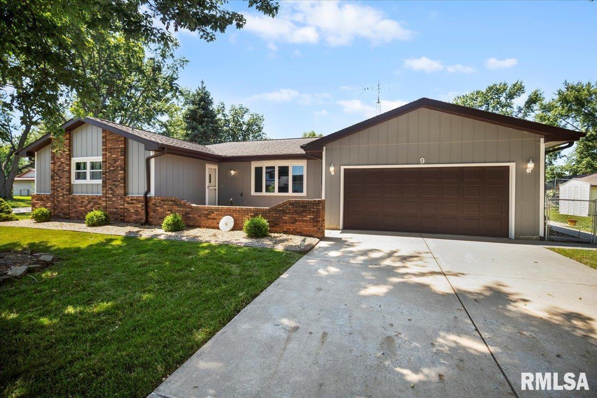 9 Red Oak Lane Springfield, IL 62712 - Photo 1 of 28