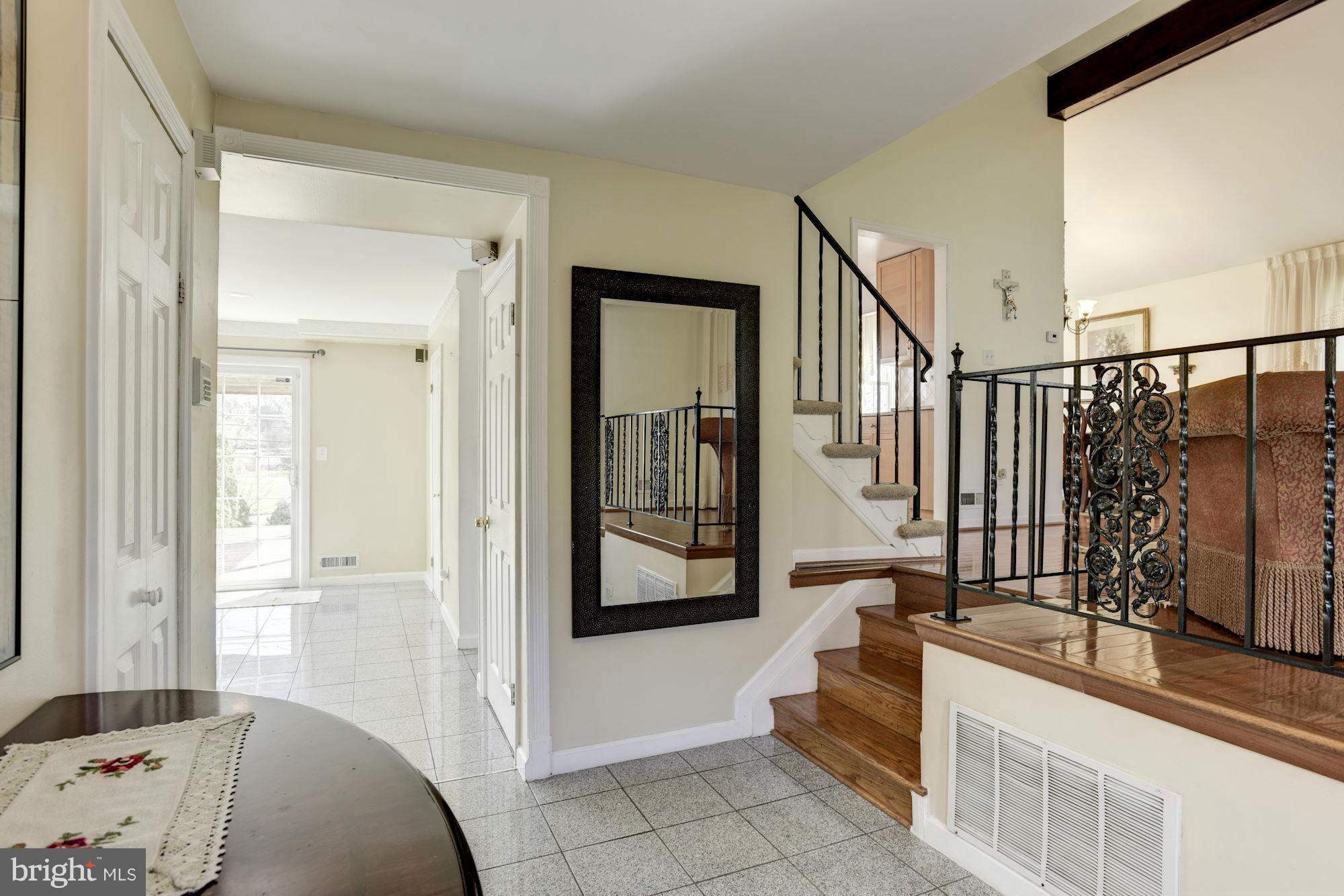 907 Breezewick Road Baltimore, MD 21286 - Photo 4 of 29 Interior (General)