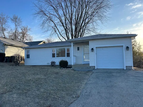 $2,050 | 378 Council Trail, Lake In The Hills, IL 60156