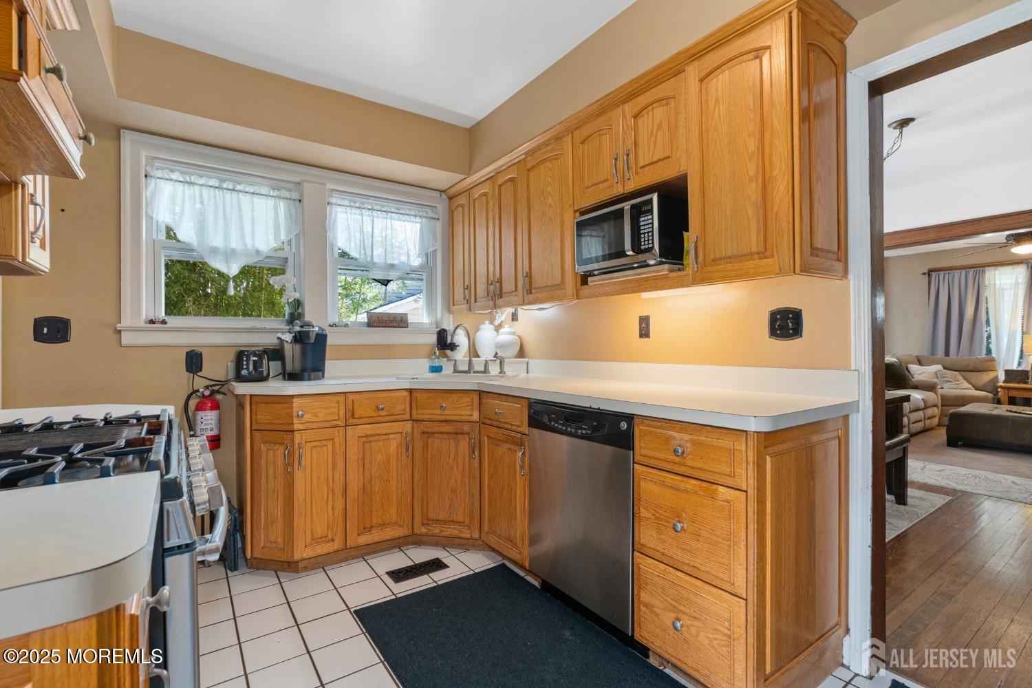 23 Reed Street Edison, NJ 08817 - Photo 9 of 21 2513fa2c-36f6-4210-b8dc-30e8293372b7