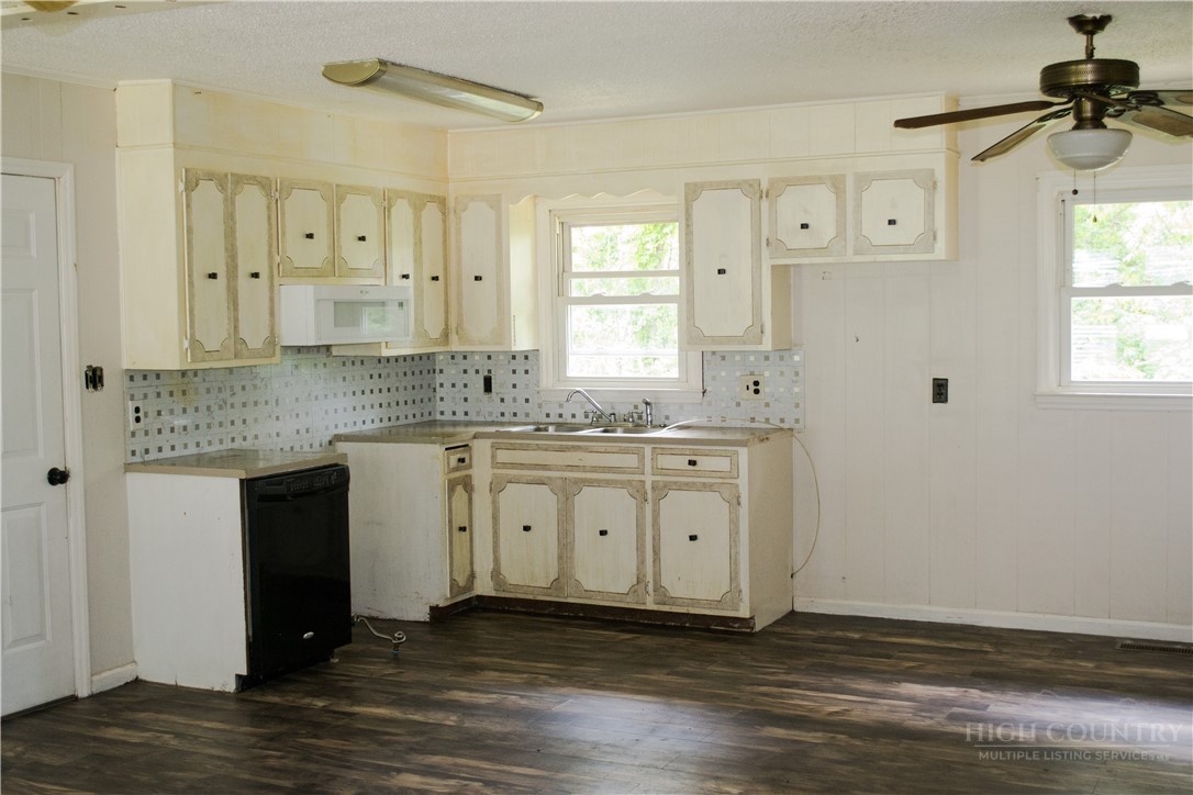 147 Grandridge Road Sparta, NC 28675 - Photo 2 of 25
