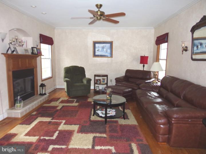 27 Old Farm Road Sicklerville, NJ 08081 - Photo 5 of 25 Family Room