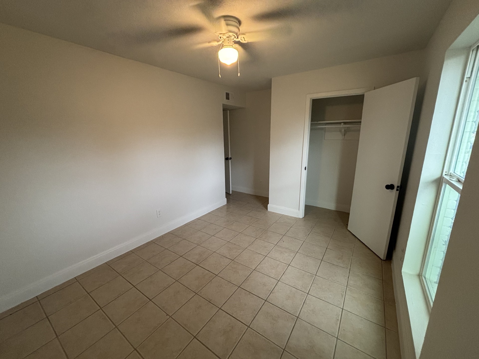 9843 Ribbonwood Street Houston, TX 77078 - Photo 12 of 14 a view of an empty room and fire place
