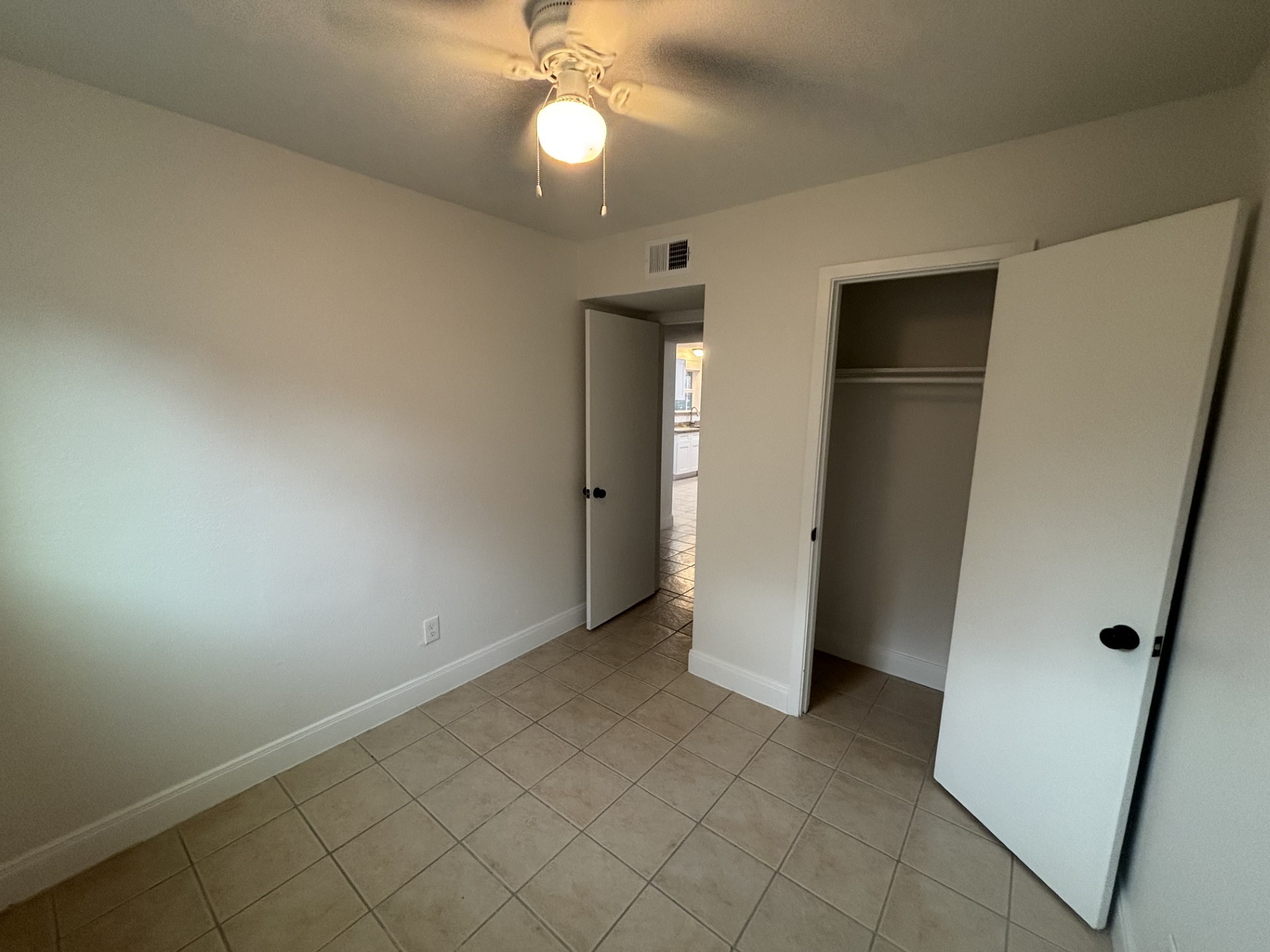 9843 Ribbonwood Street Houston, TX 77078 - Photo 10 of 14 an empty room with a bathroom