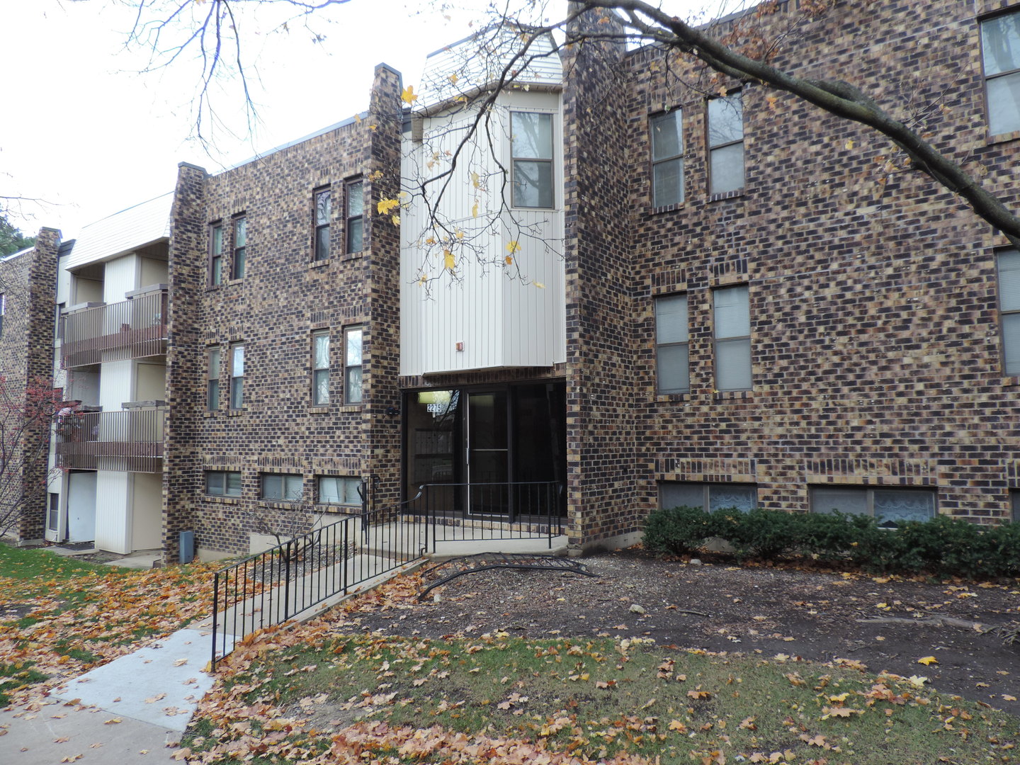2275 Country Club Drive, Unit 25 Woodridge, IL 60517 - Photo 2 of 8 a brick building with a sink and a yard
