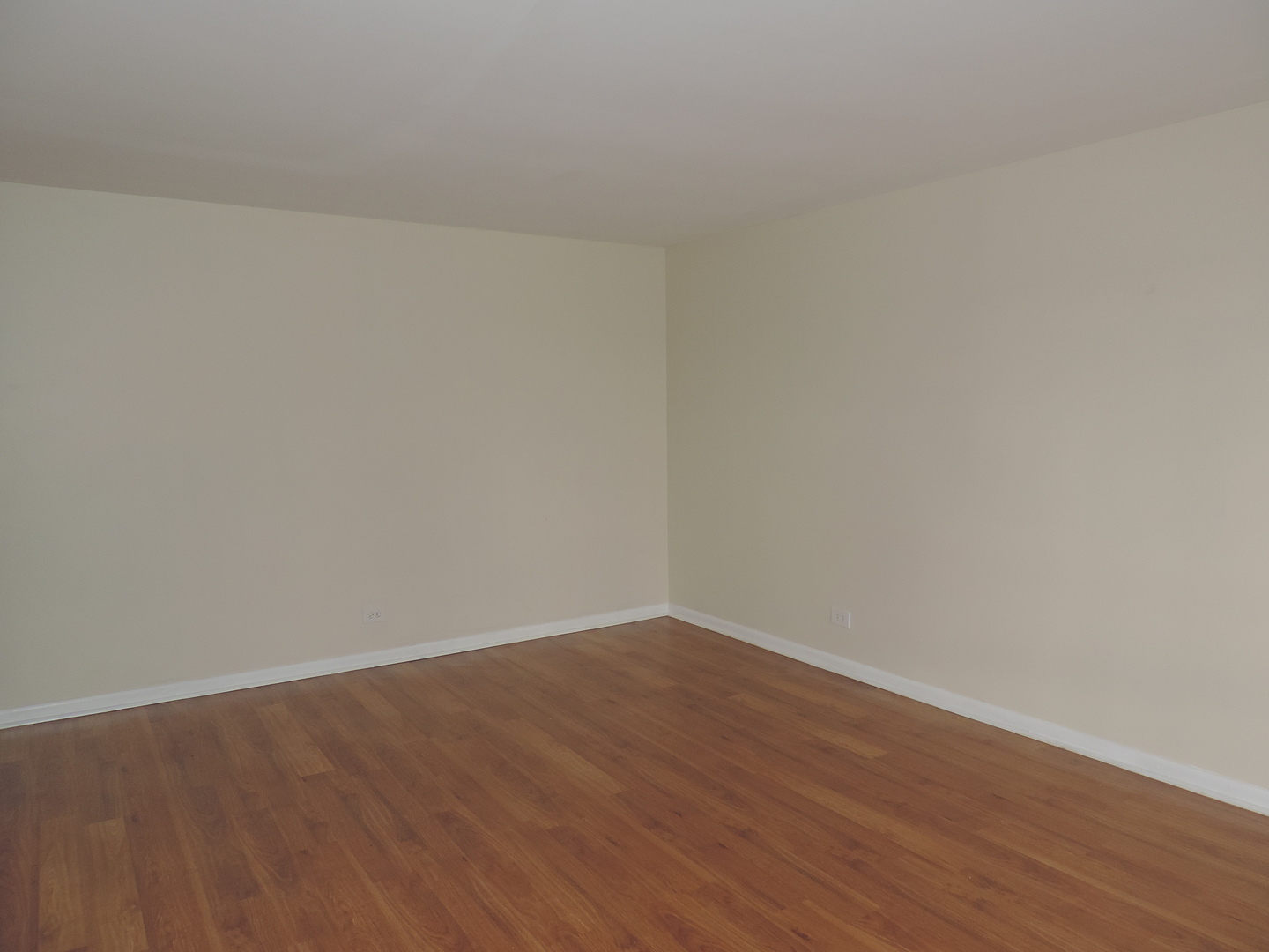 2275 Country Club Drive, Unit 25 Woodridge, IL 60517 - Photo 7 of 8 a view of an empty room