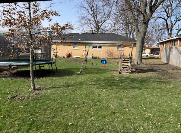 a view of a backyard