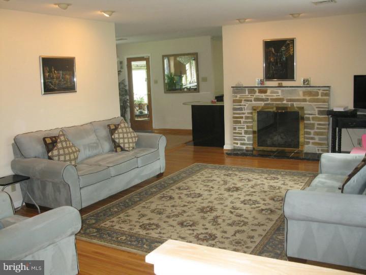 142 Somerset Road Huntingdon Valley, PA 19006 - Photo 2 of 24 Living Room