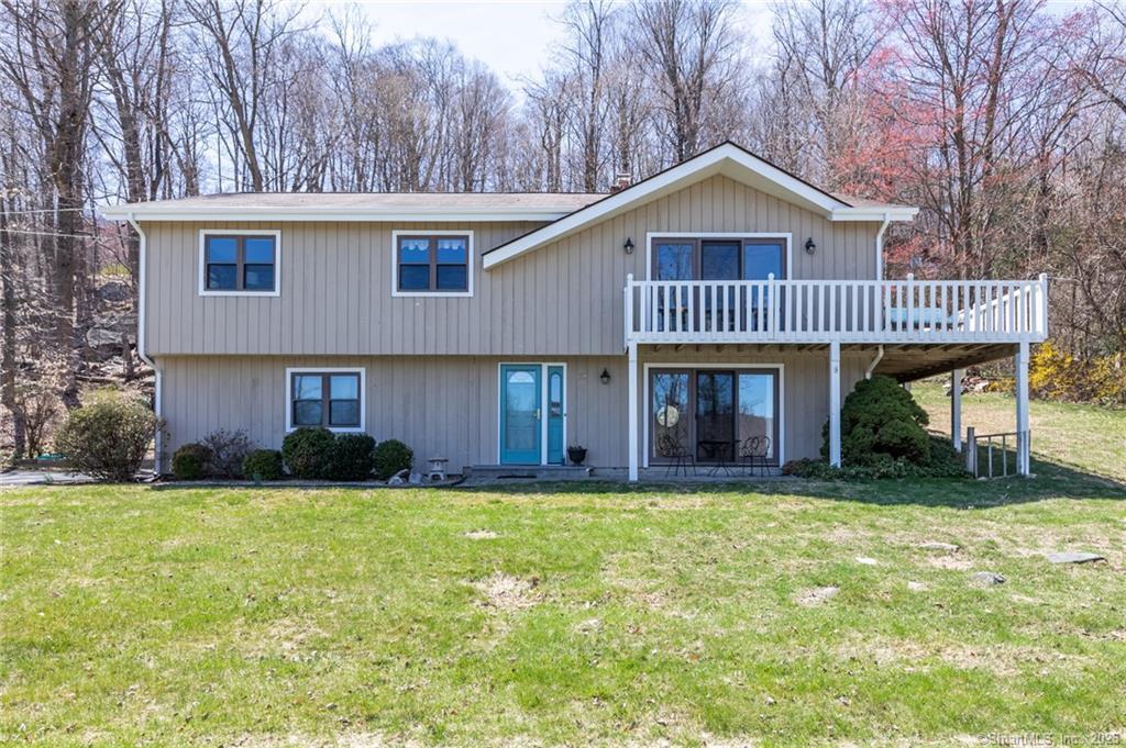 Lovely Mamanasco home directly on the water.