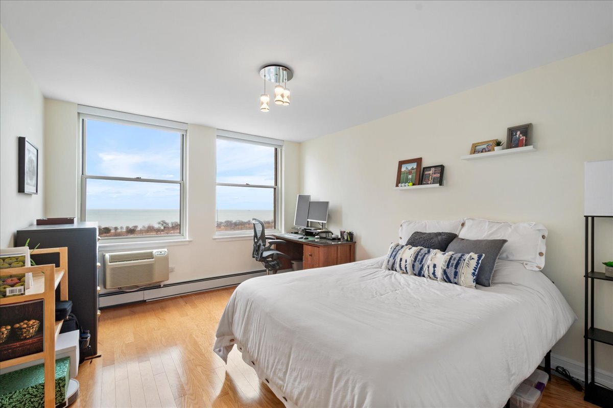 3033 North Sheridan Road, Unit 1605 Chicago, IL 60657 - Photo 13 of 21 a bedroom with two beds and a large window