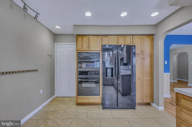 a view of empty room with window