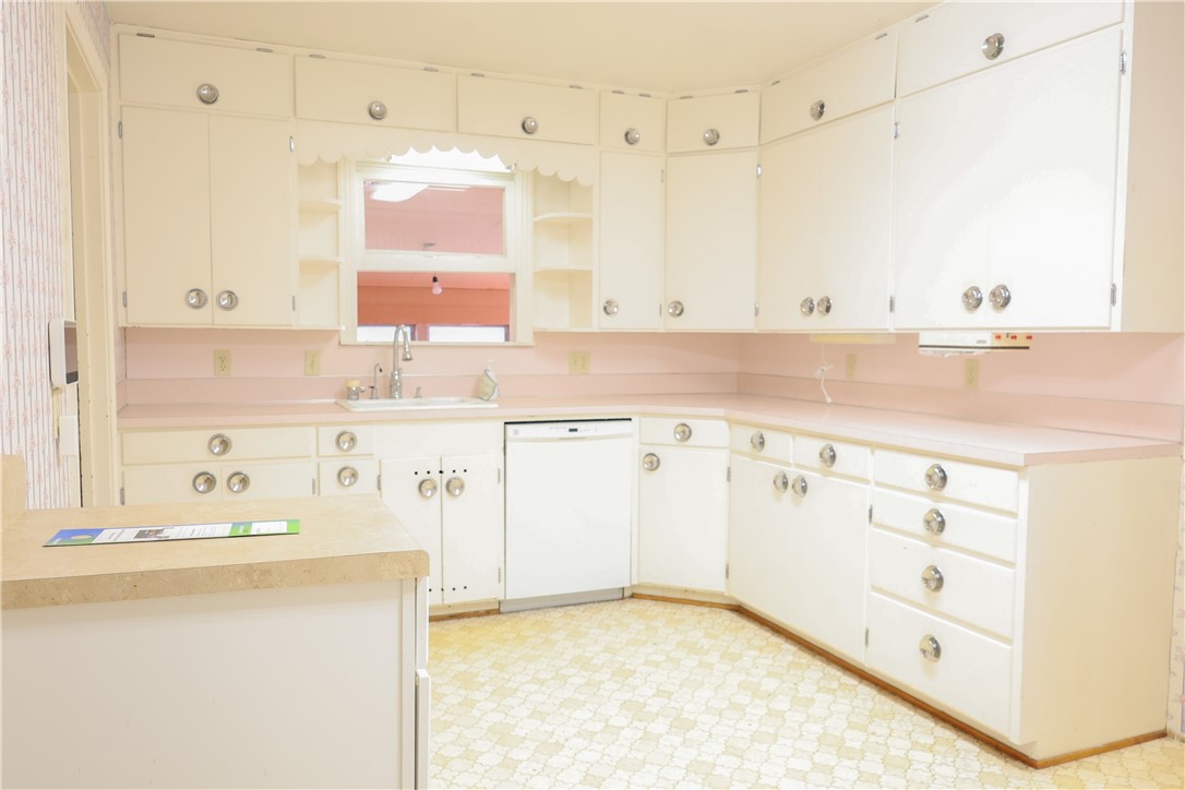 1023 Ross Avenue Alice, TX 78332 - Photo 4 of 13 Kitchen
