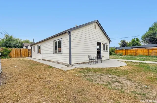 a view of a house with backyard and a garden
