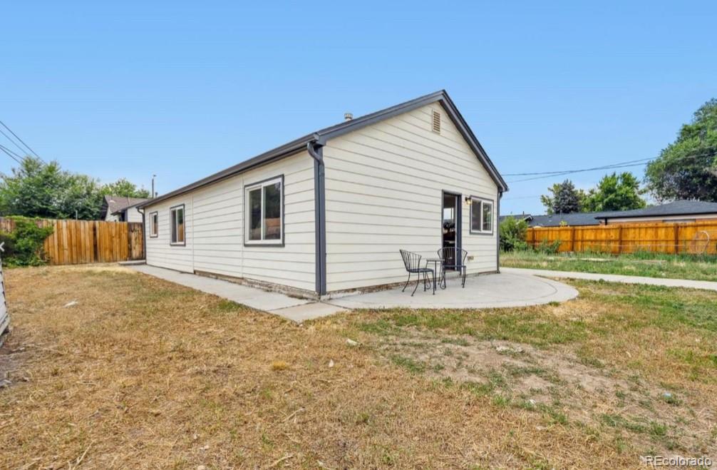 a view of a house with backyard and a garden