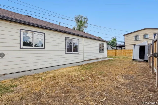 a view of a house with a backyard