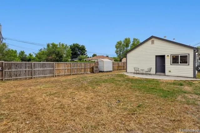 a view of a house with a backyard
