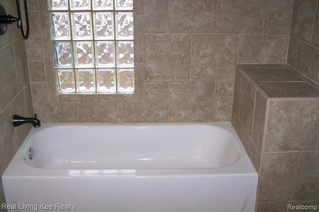 2906 Emmons Avenue Rochester, MI 48307 - Photo 26 of 35 100_6909.jpg