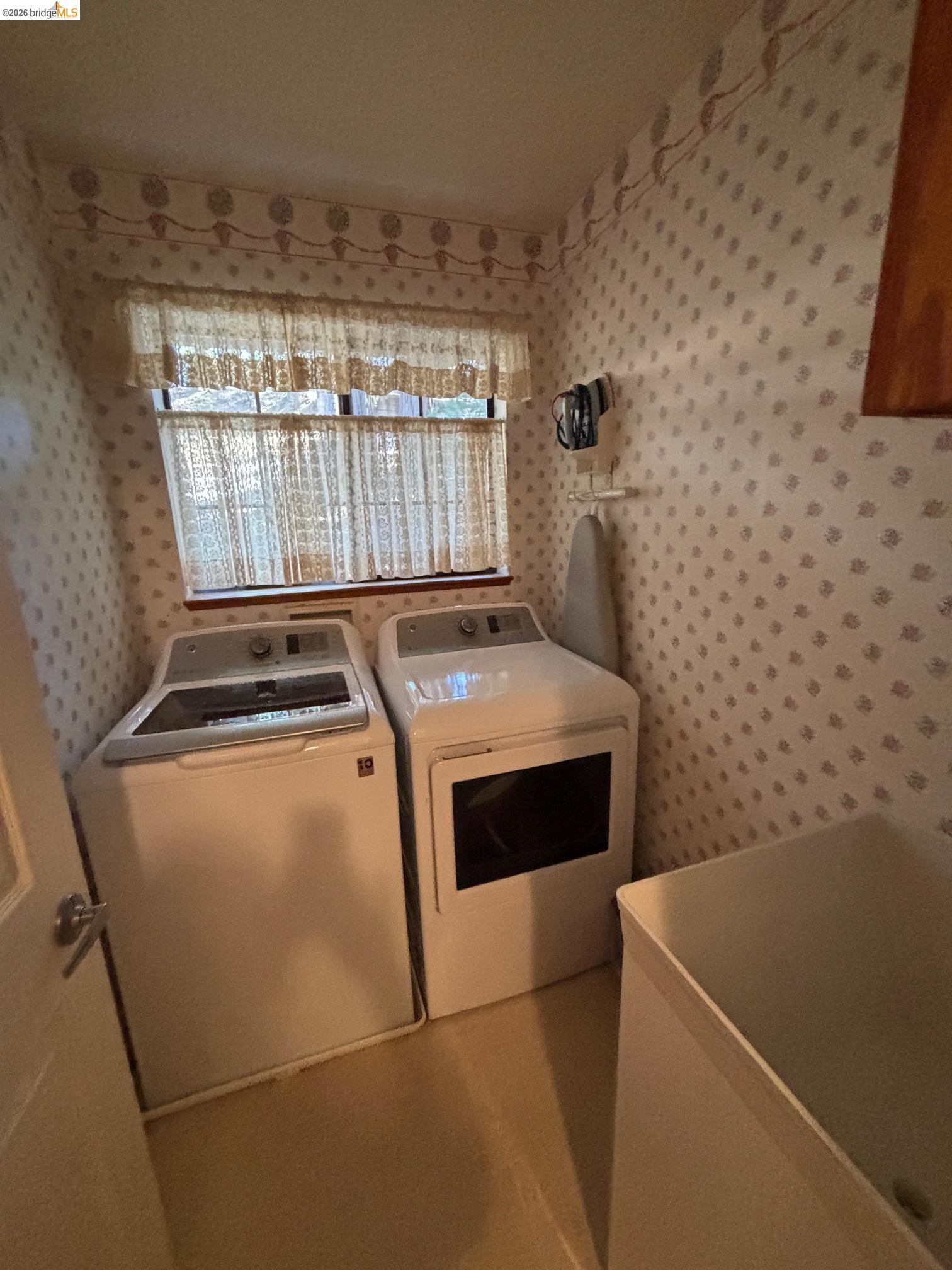 20728 Point View Drive Groveland, CA 95321 - Photo 35 of 45 a utility room with dryer and washer