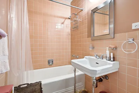 $495,000 | 860 North Lake Shore Drive, Unit 21K, Chicago, IL 60611