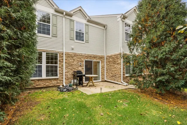 $282,500 | 674 Pointe Drive, Crystal Lake, IL 60014