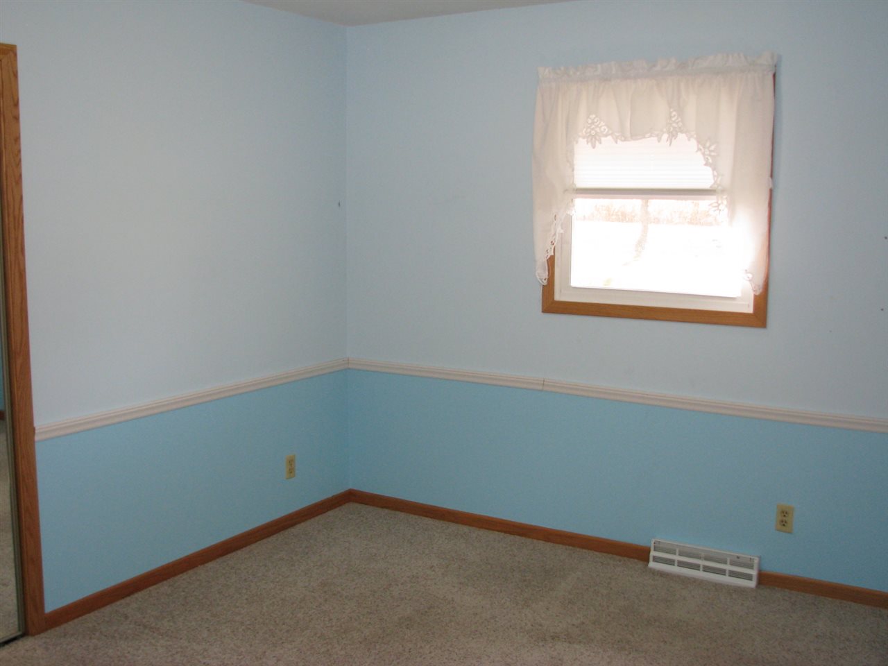 1152 Middle Road South Beloit, IL 61080 - Photo 6 of 24 an empty room with a window