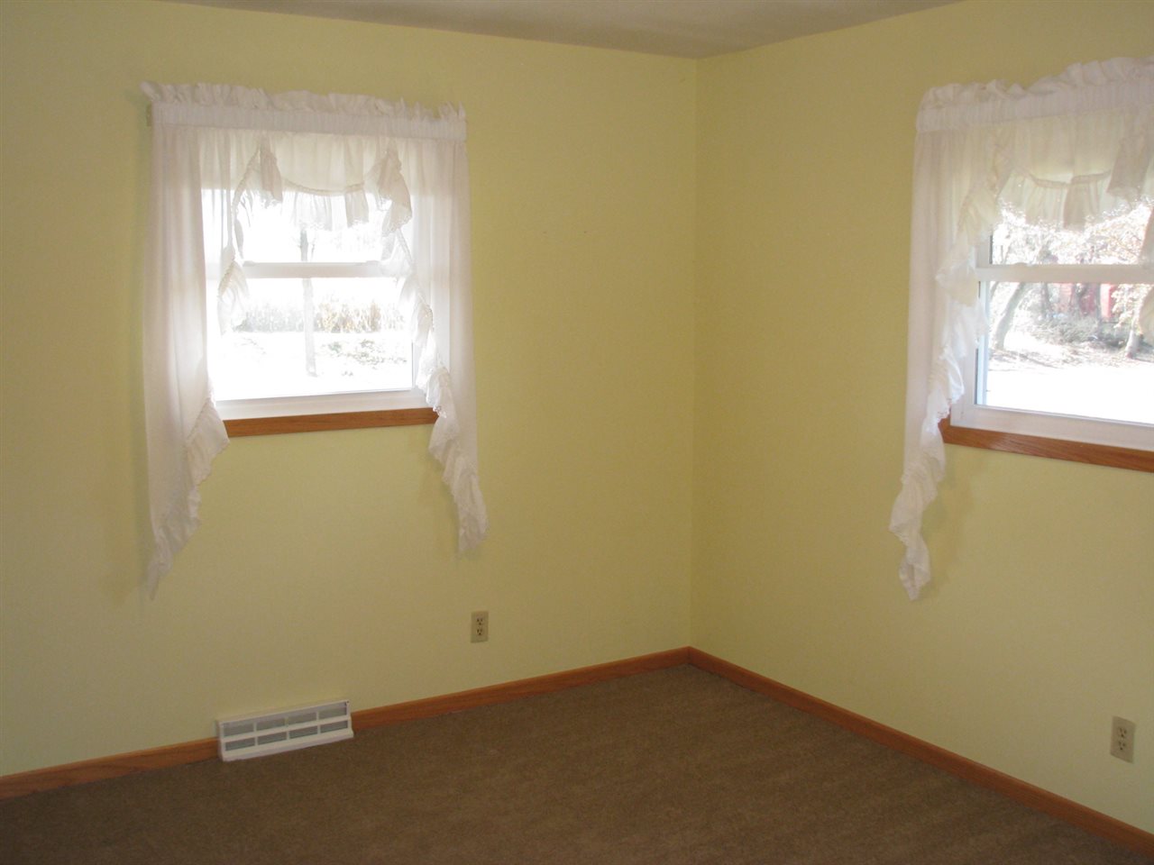 1152 Middle Road South Beloit, IL 61080 - Photo 7 of 24 an empty room with a window