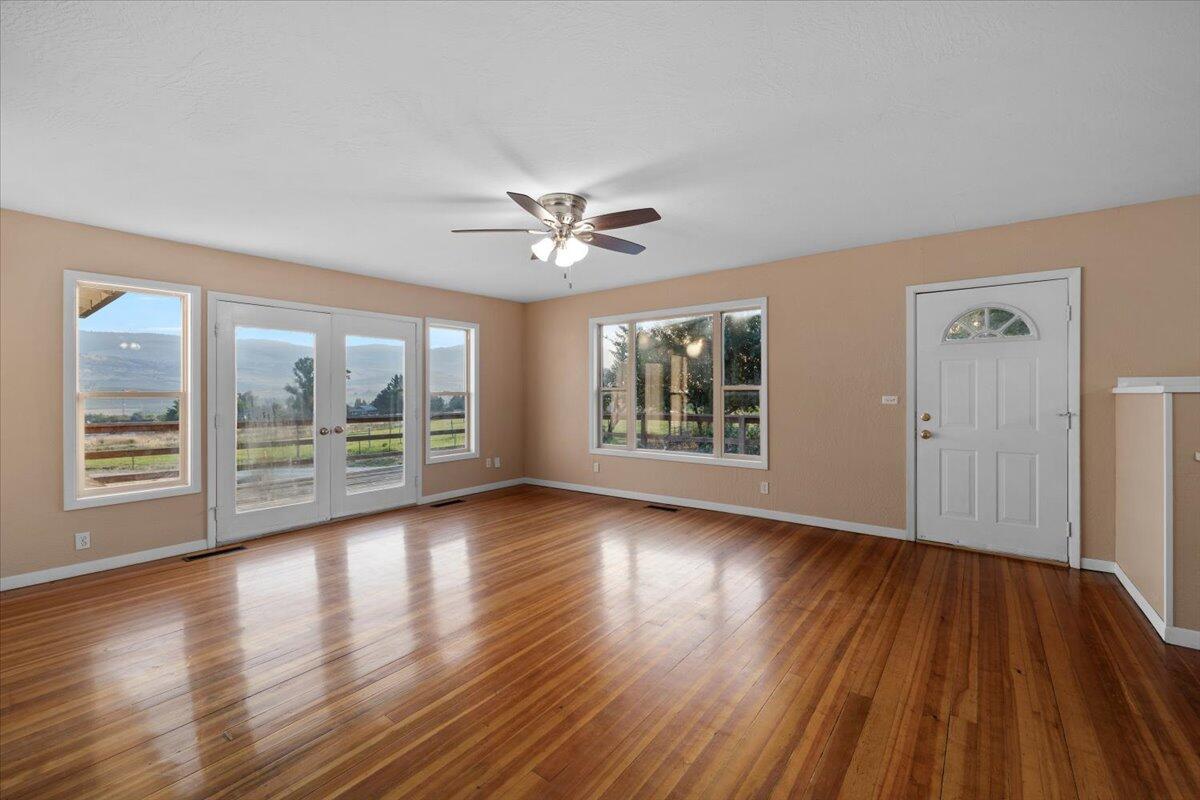 202 Pleasant View Talent, OR 97540 - Photo 12 of 65 Living Room