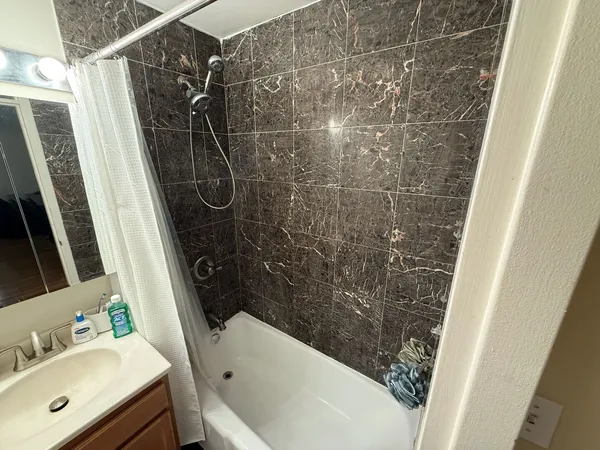 $2,200 | 222 East Pearson Street, Unit 303, Chicago, IL 60611