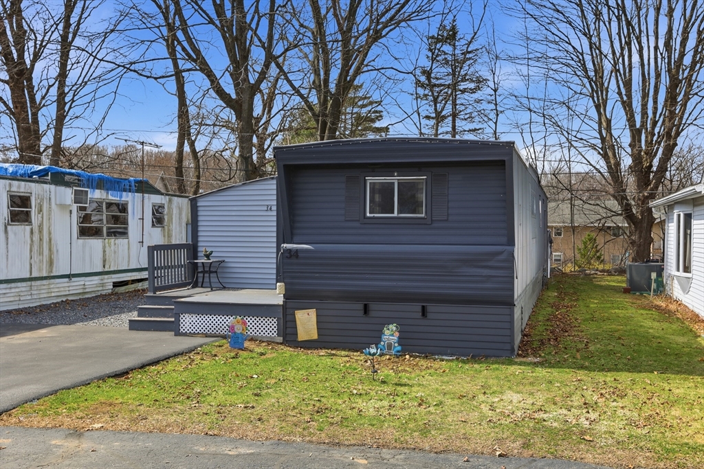 181 Boston Post Road East, Unit 34 Marlborough, MA 01752 - Photo 2 of 29 a backyard of a house with lots of green space