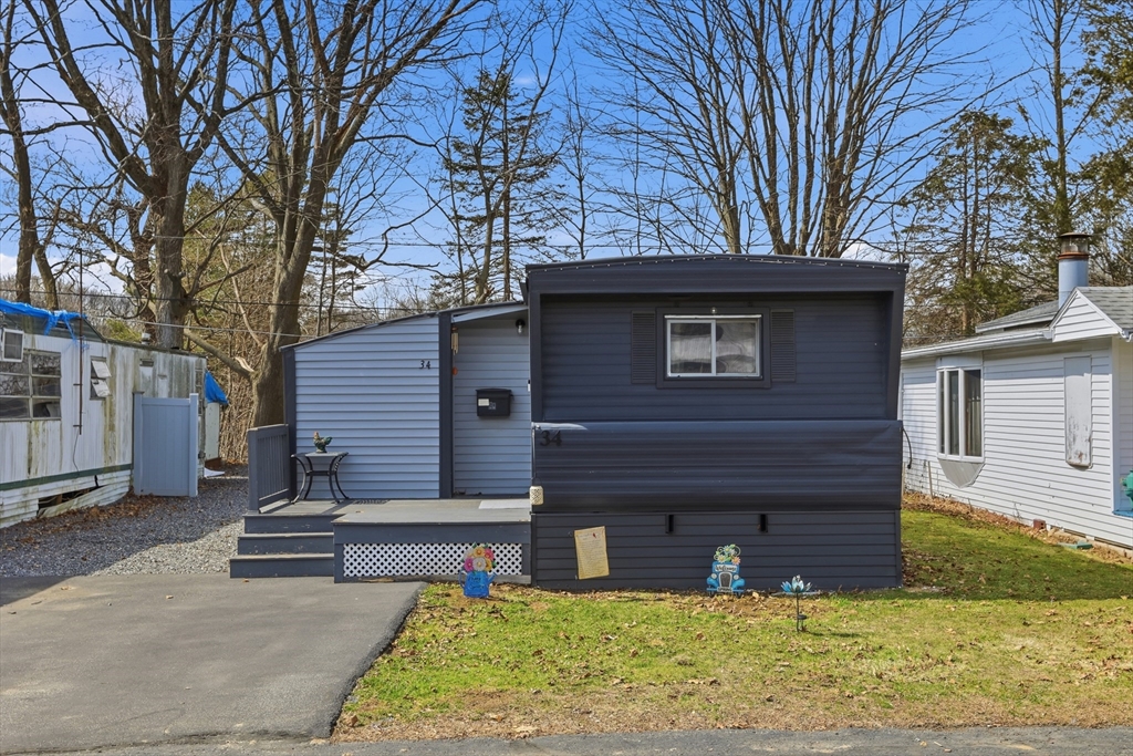 181 Boston Post Road East, Unit 34 Marlborough, MA 01752 - Photo 5 of 29 a front view of a house with garden