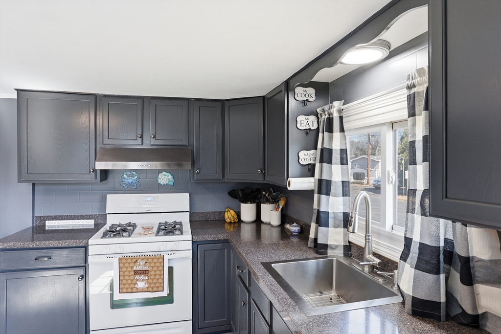 181 Boston Post Road East, Unit 34 Marlborough, MA 01752 - Photo 8 of 29 a kitchen with a stove a sink and a microwave