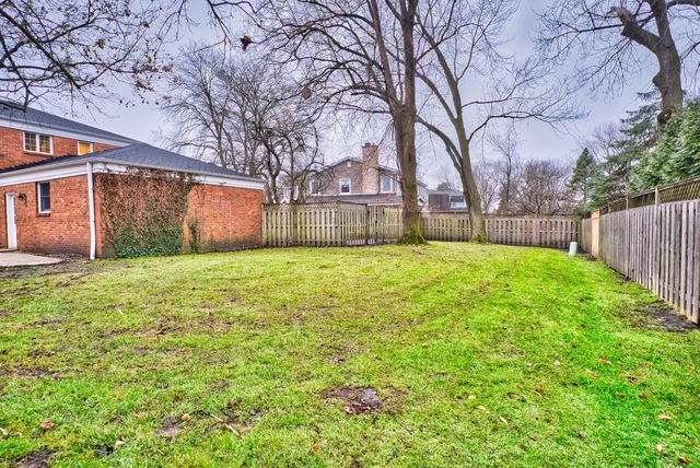4052 Michelline Lane Northbrook, IL 60062 - Photo 44 of 44 a view of a yard with a house