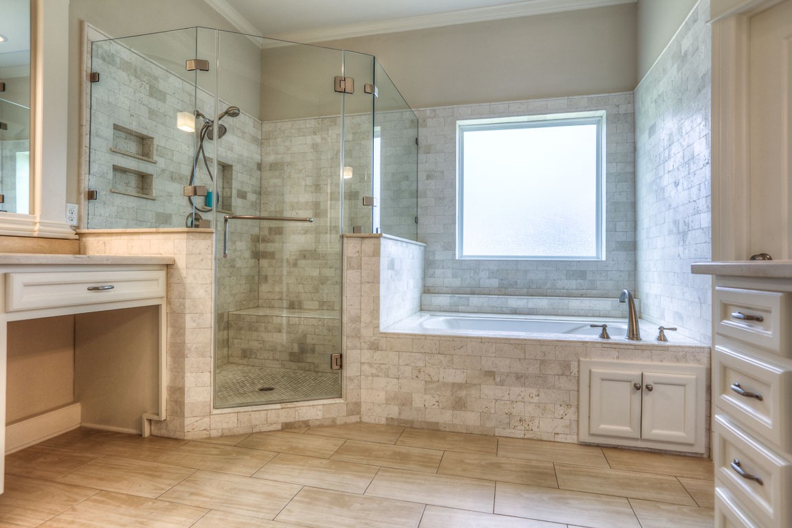 922 Alexander Street Houston, TX 77008 - Photo 21 of 43 Primary ensuite bath soaking tub, sep shower and sep vanities.