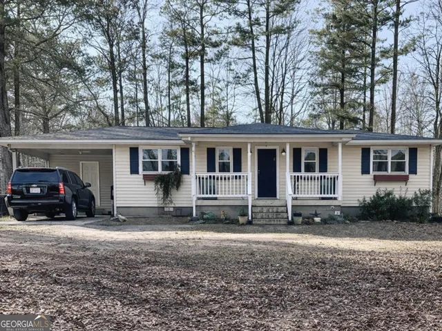 a view of a house with a yard