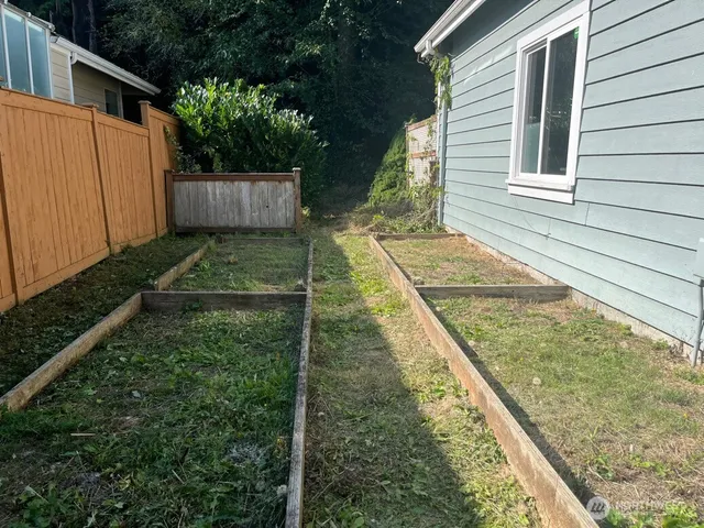 a view of a backyard